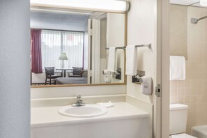 Ensemble baignoire-douche, articles de toilette (gratuits)