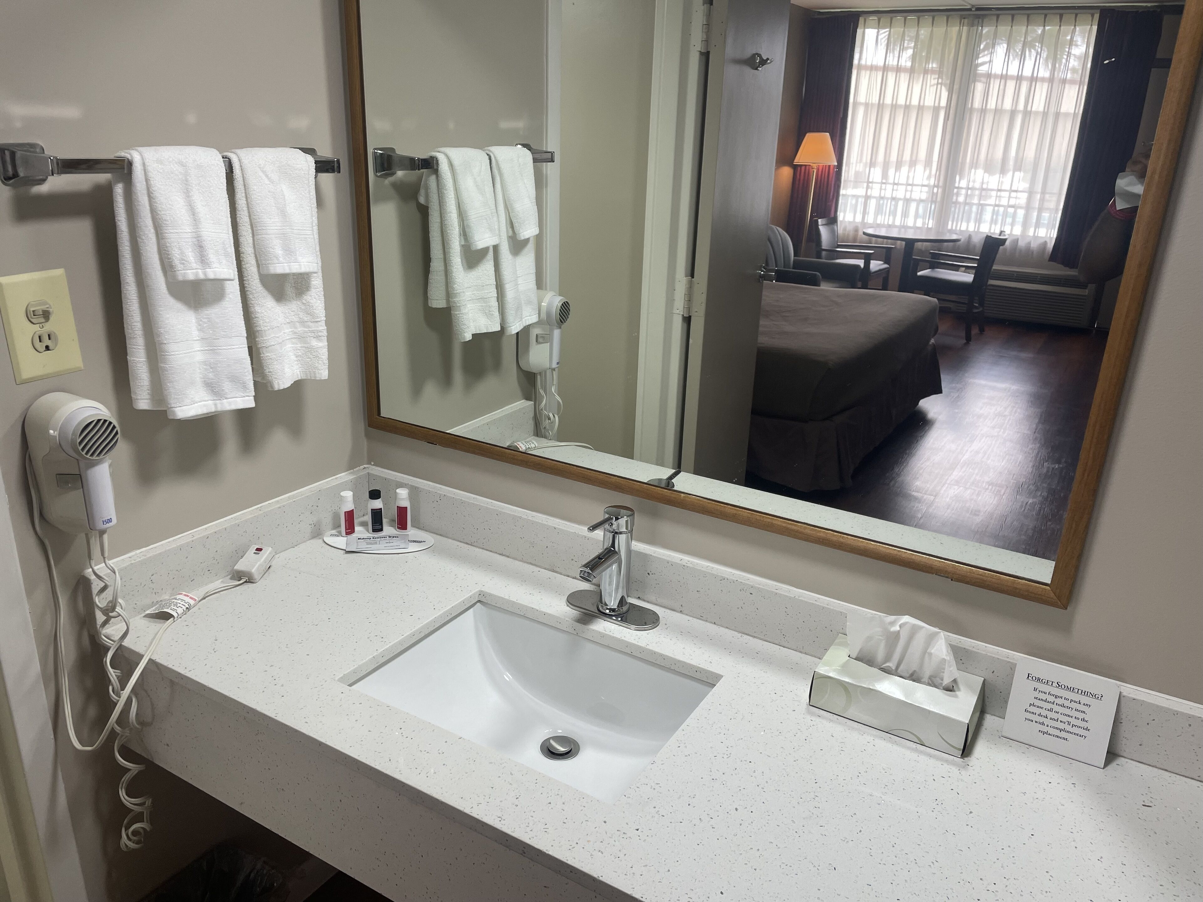 Ensemble douche/baignoire, articles de toilette gratuits, sèche-cheveux