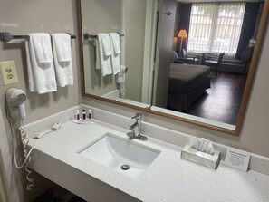 Combined shower/bathtub, free toiletries, hair dryer, towels - Super 8 by Wyndham Valdosta Mall (Valdosta)