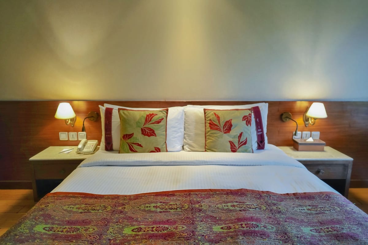 Deluxe Room, 1 King Bed, Ground Floor | Minibar, in-room safe, desk, laptop workspace