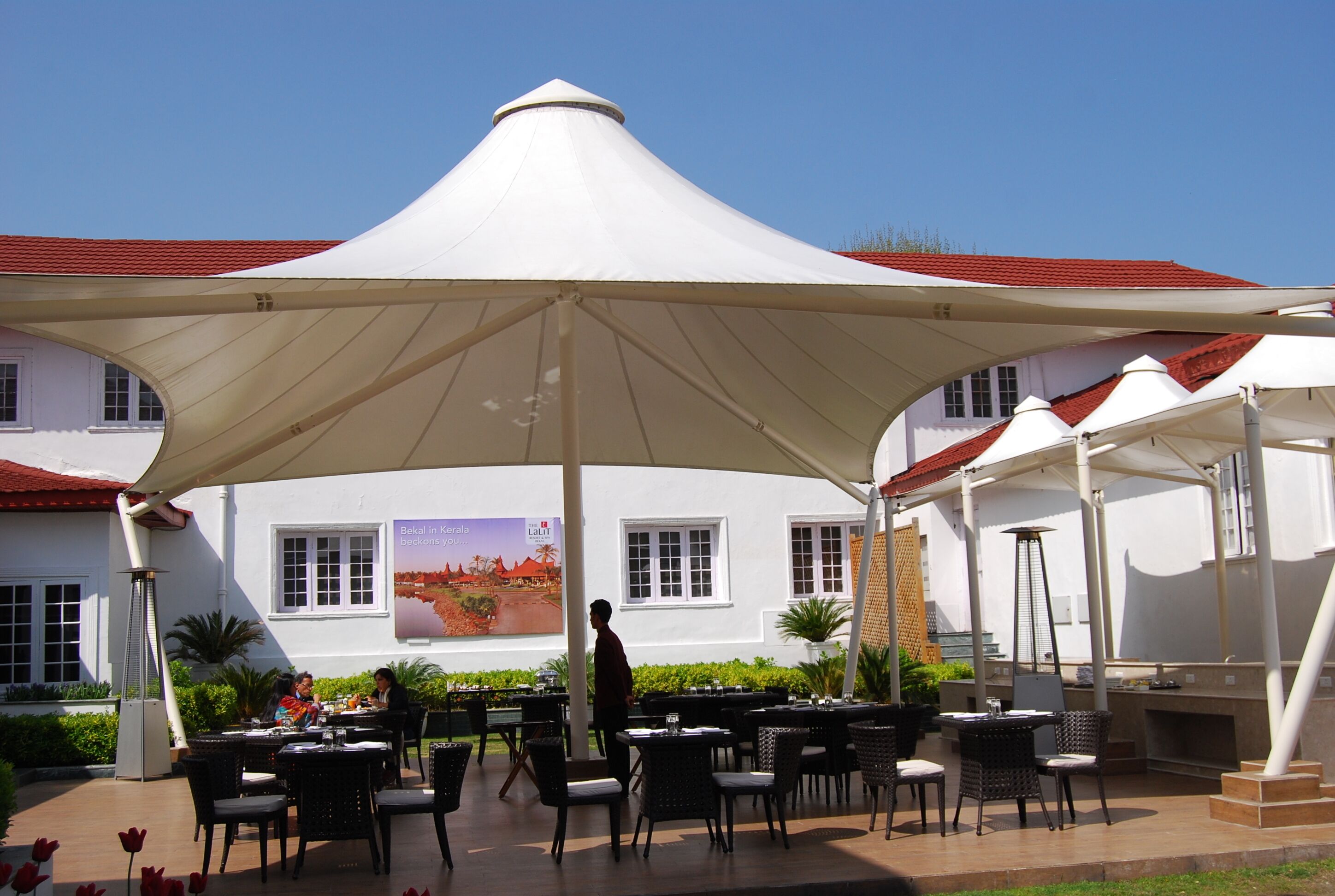 2 restaurants, breakfast served