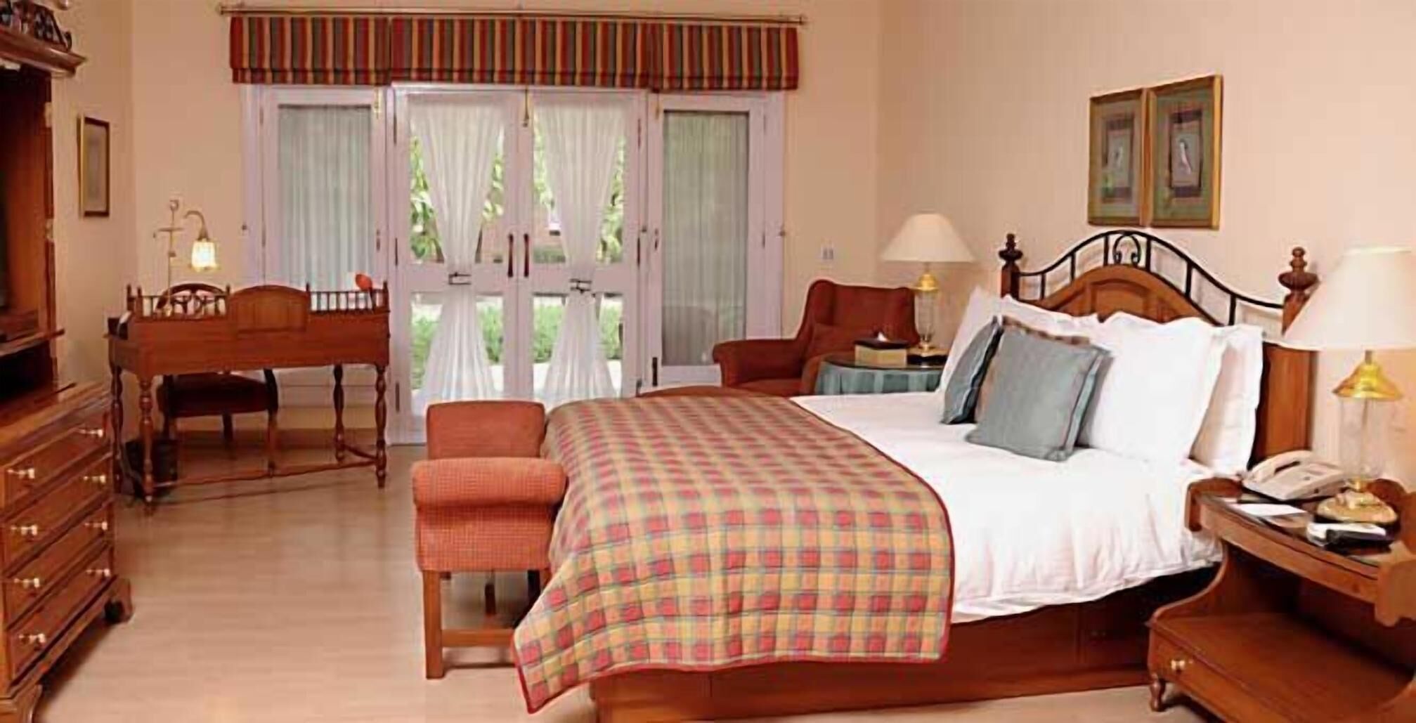 Minibar, caja de seguridad en la habitación y escritorio 