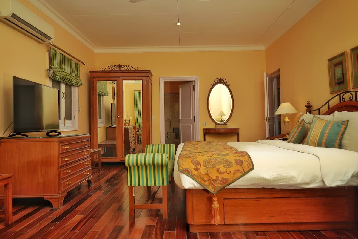 Standard Cottage, 1 Bedroom | Minibar, in-room safe, desk, laptop workspace