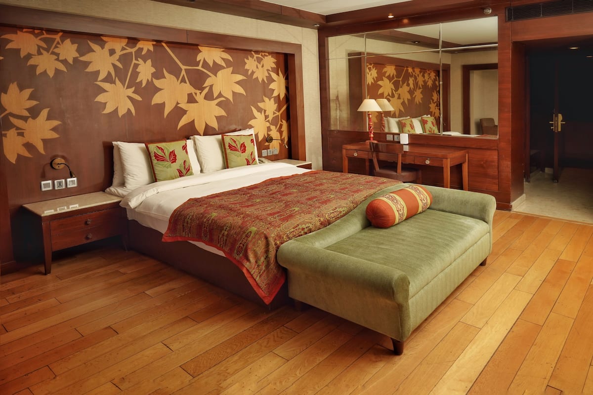 Deluxe Room, 1 King Bed (Super - First Floor) | Minibar, in-room safe, desk, laptop workspace