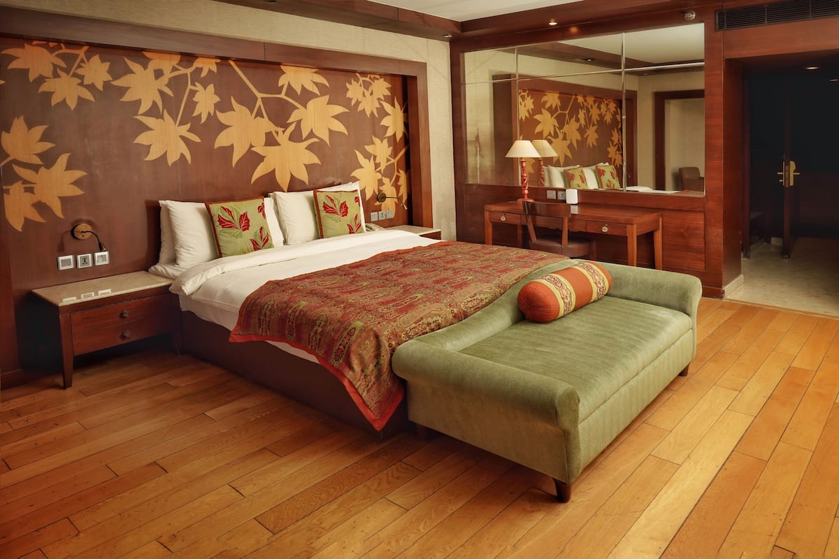 Deluxe Room, 1 King Bed (Super - First Floor) | Premium bedding, minibar, in-room safe, desk