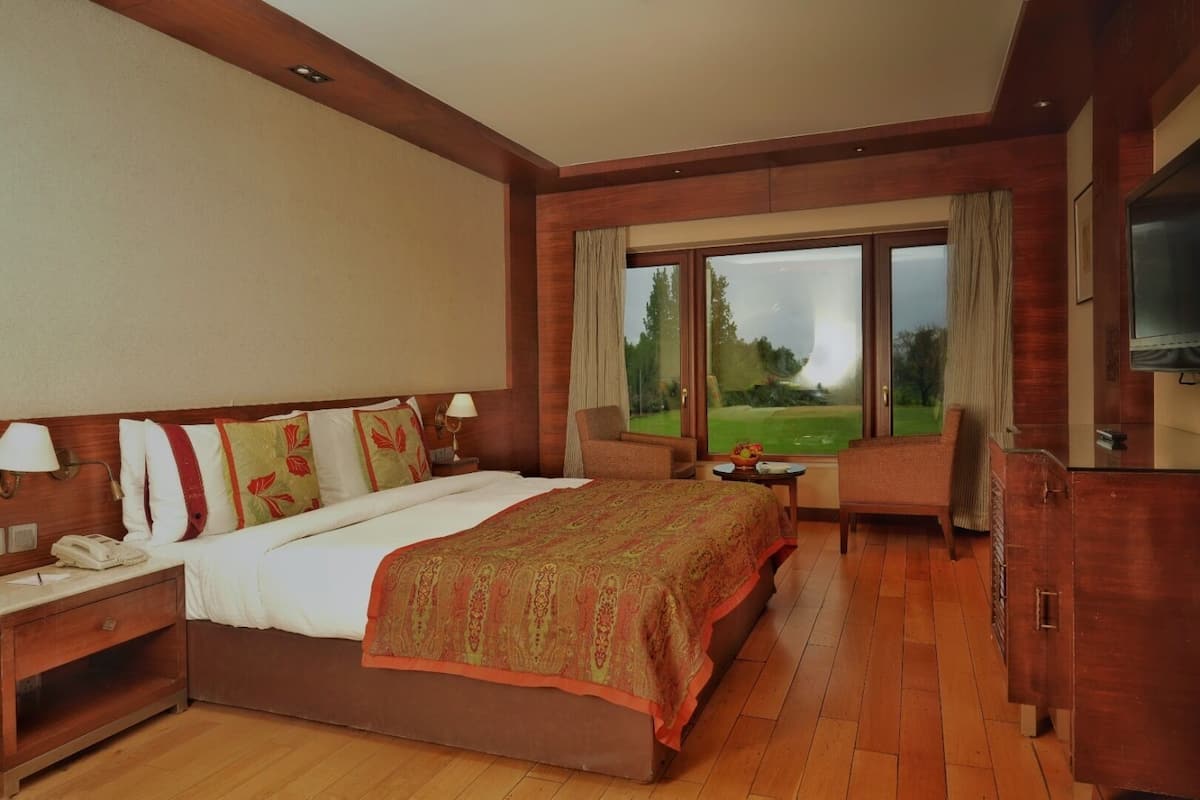 Deluxe Room, 1 King Bed (First Floor) | Premium bedding, minibar, in-room safe, desk