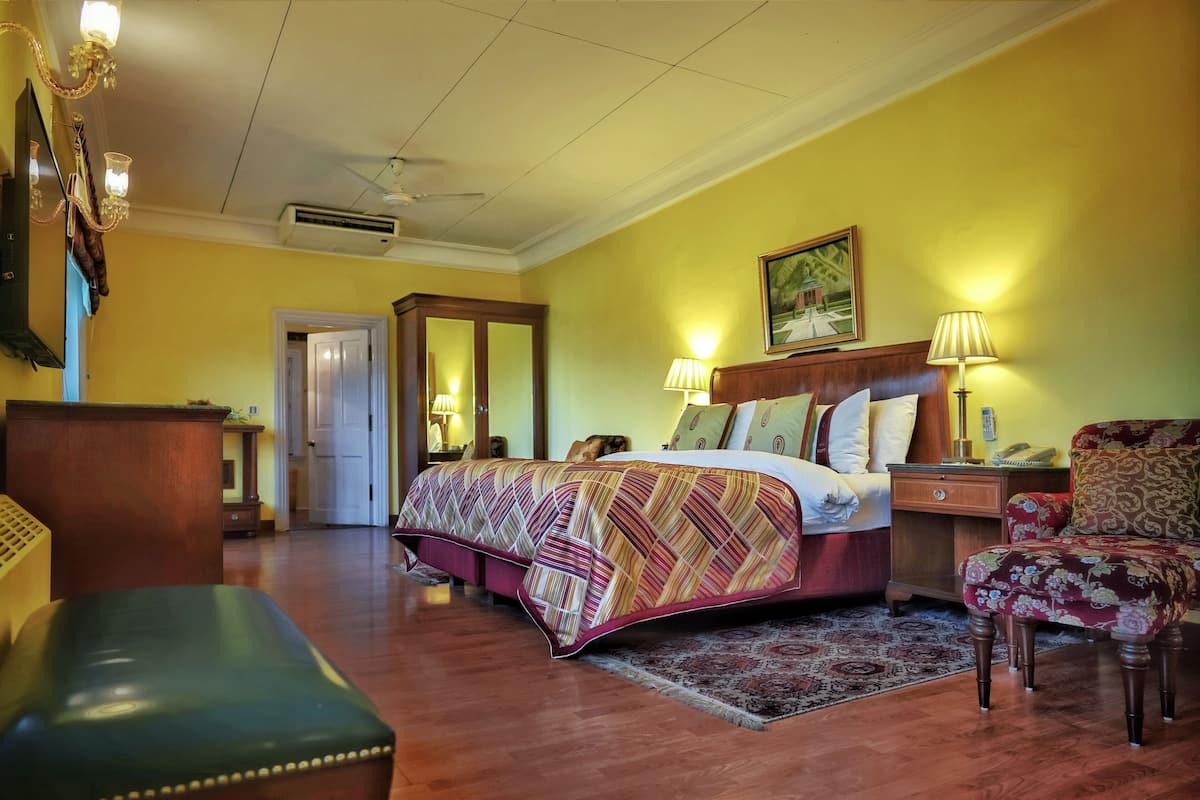 Standard Suite | Minibar, in-room safe, desk, laptop workspace