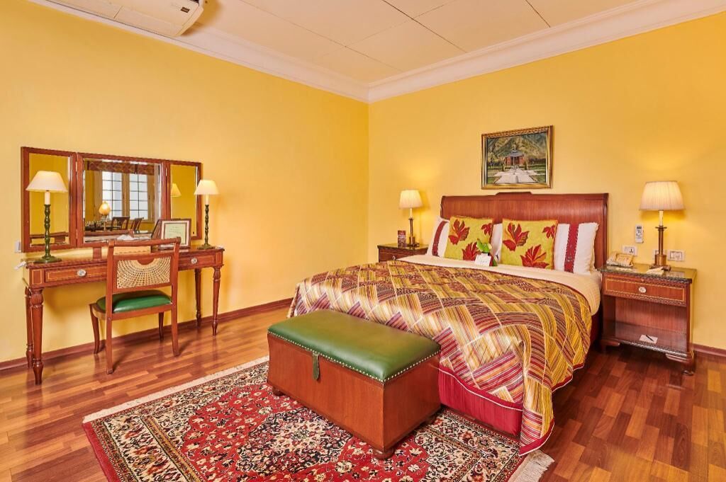 Minibar, caja de seguridad en la habitación y escritorio 