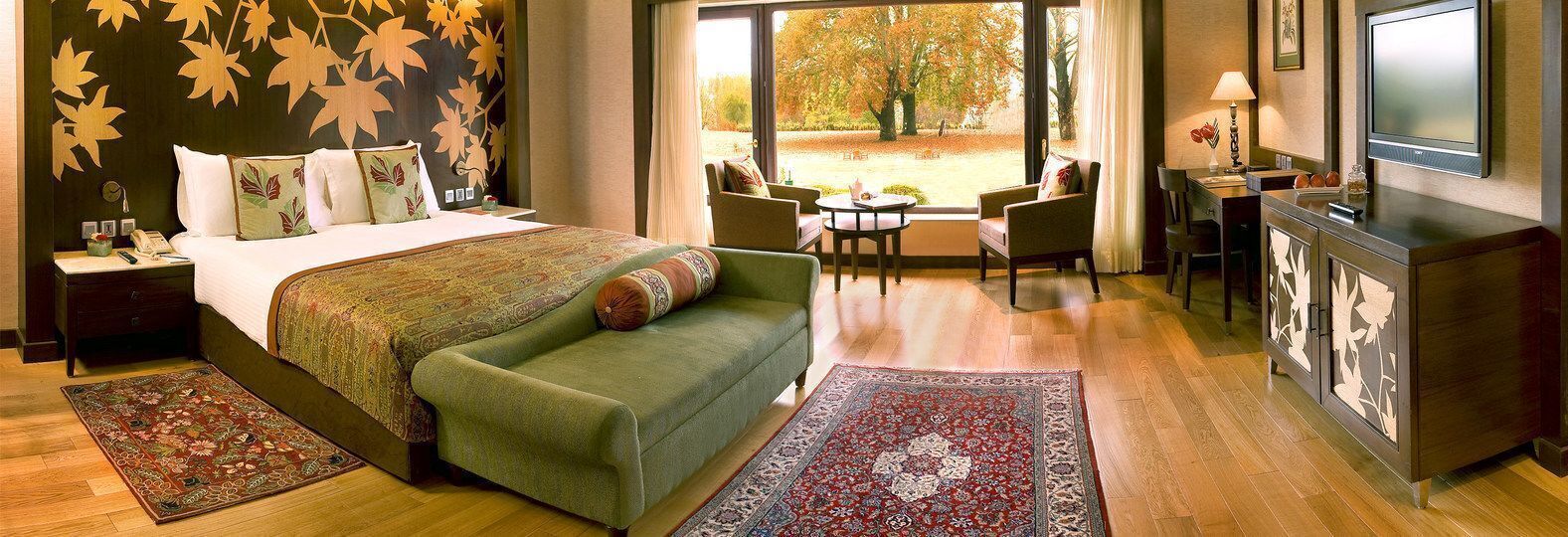 Minibar, caja de seguridad en la habitación y escritorio 