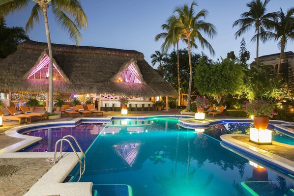 Una piscina al aire libre, tumbonas