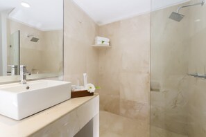 Shower, hair dryer, towels - Flamingo Vallarta Hotel & Marina (Puerto Vallarta)