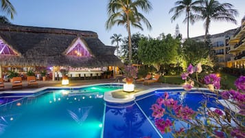 Piscina externa, espreguiçadeiras