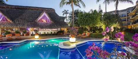 Alberca al aire libre y camastros