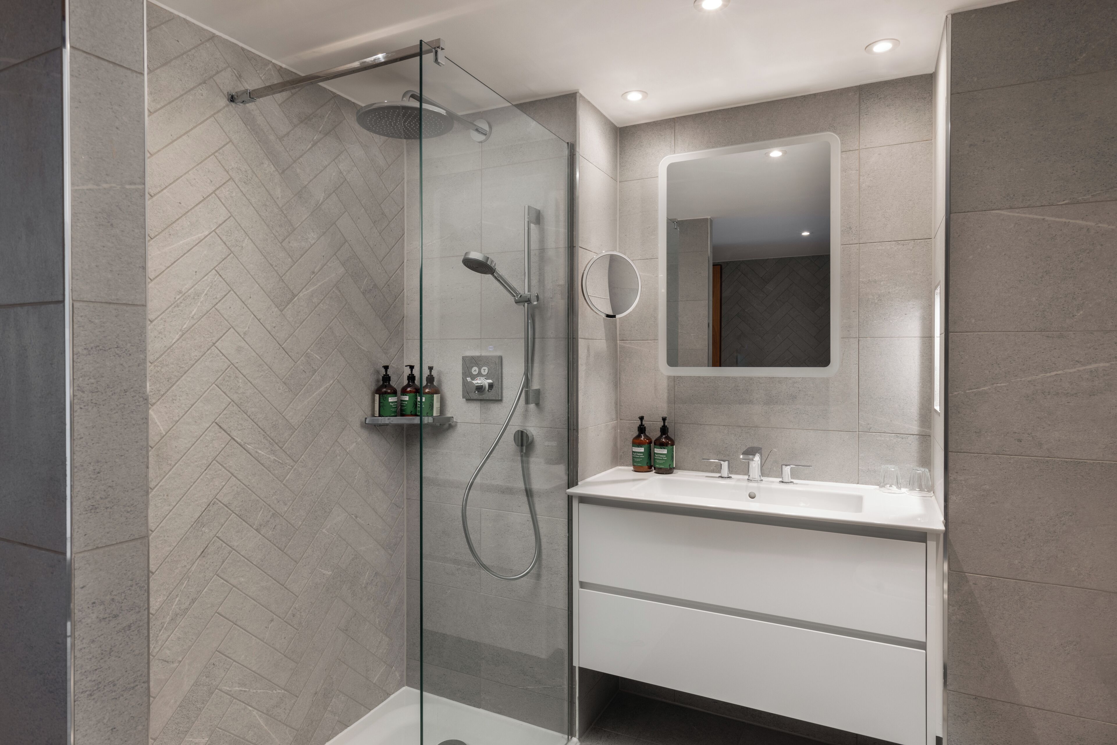 Combined shower/bathtub, eco-friendly toiletries, hair dryer, bathrobes