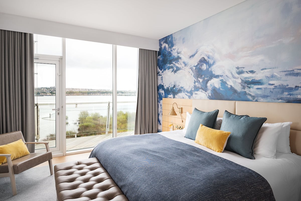 grand room, 1 king bed, balcony | 1 bedroom, hypo-allergenic bedding, in-room safe, desk