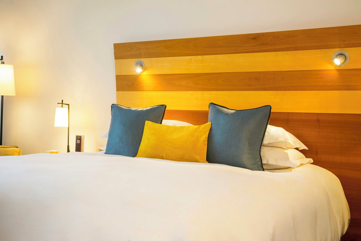 Hypo-allergenic bedding available, in-room safe, desk, soundproofing