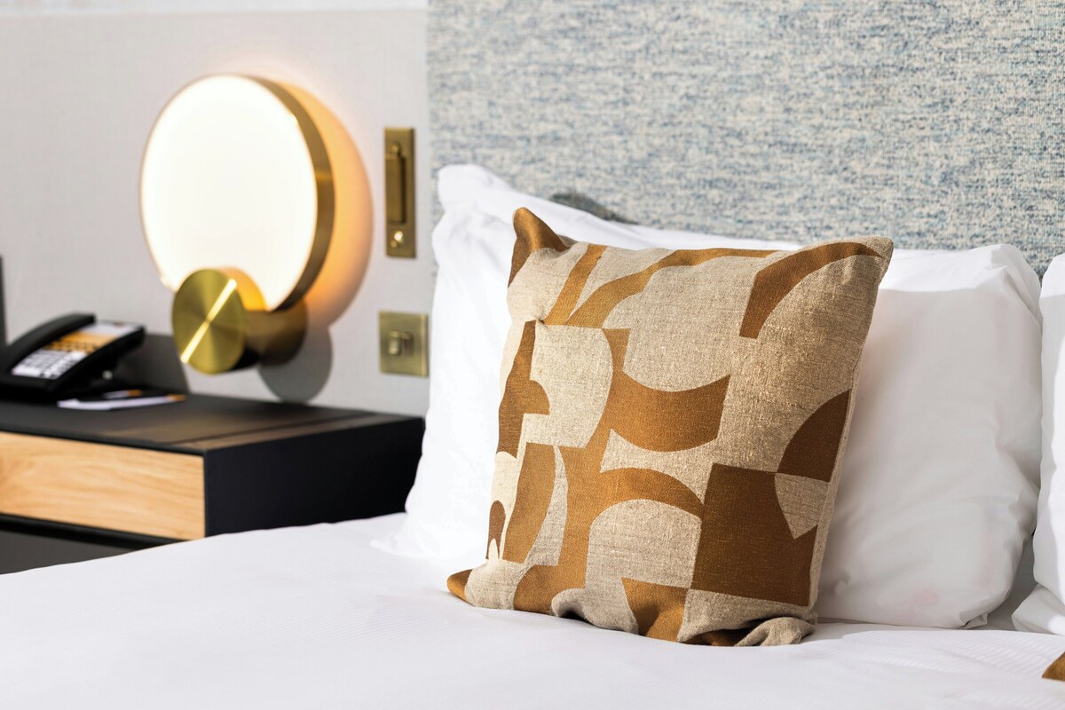 Junior Suite, 1 King Bed (Super King, Tiger Bay) | Hypo-allergenic bedding available, in-room safe, desk, soundproofing