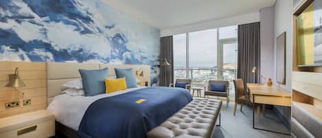 Habitación estándar, 1 cama King size, balcón (Mid Floor) | Ropa de cama hipoalergénica y caja de seguridad en la habitación