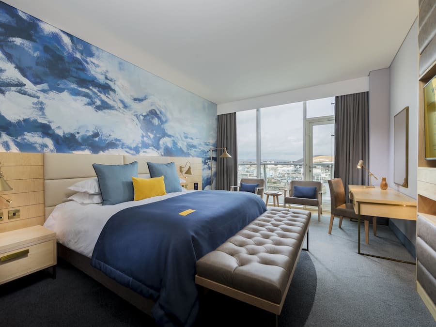 Standard-huone, 1 suuri parisänky, parveke (Mid Floor) | Allergiatestatut vuodevaatteet, tallelokero huoneessa, työpöytä