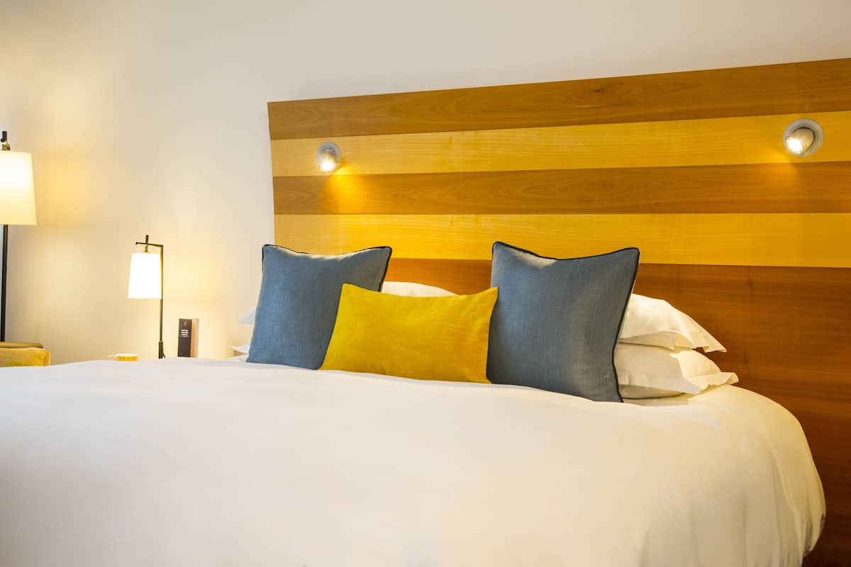 Hypo-allergenic bedding, in-room safe, desk, soundproofing