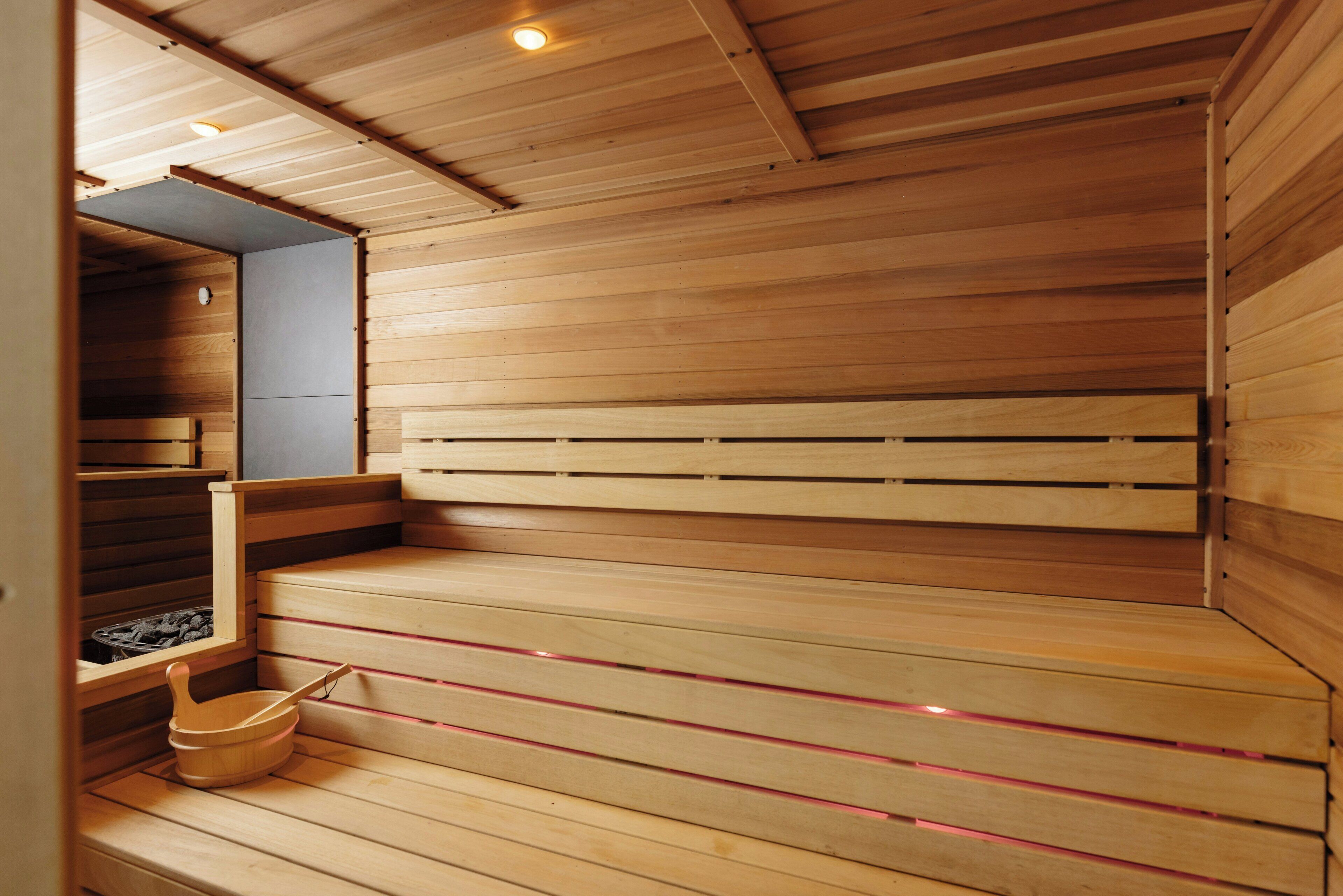 Sauna, jossa on puiset lauteet ja puulattia.