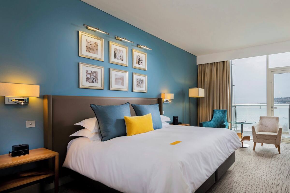 Standard Room, 1 King Bed, Balcony (Minifridge) | Hypo-allergenic bedding available, in-room safe, desk, soundproofing