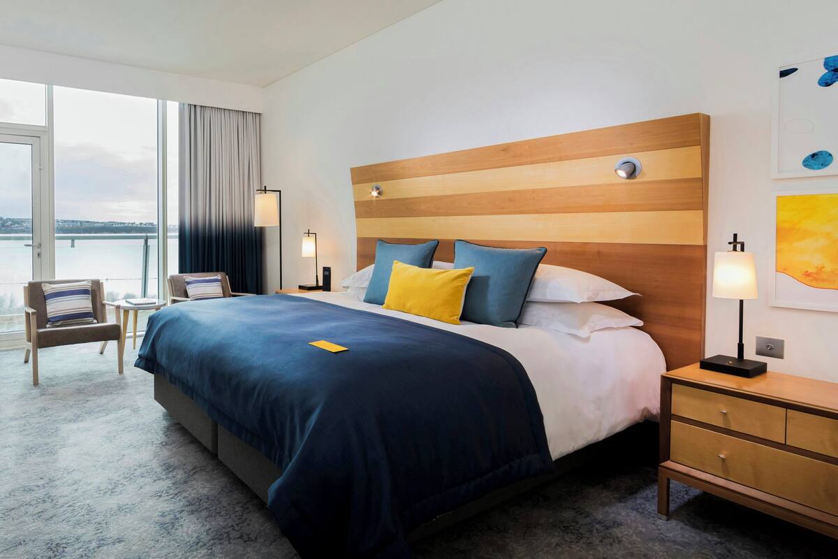 Standard Room, 1 King Bed, Balcony | Hypo-allergenic bedding available, in-room safe, desk, soundproofing