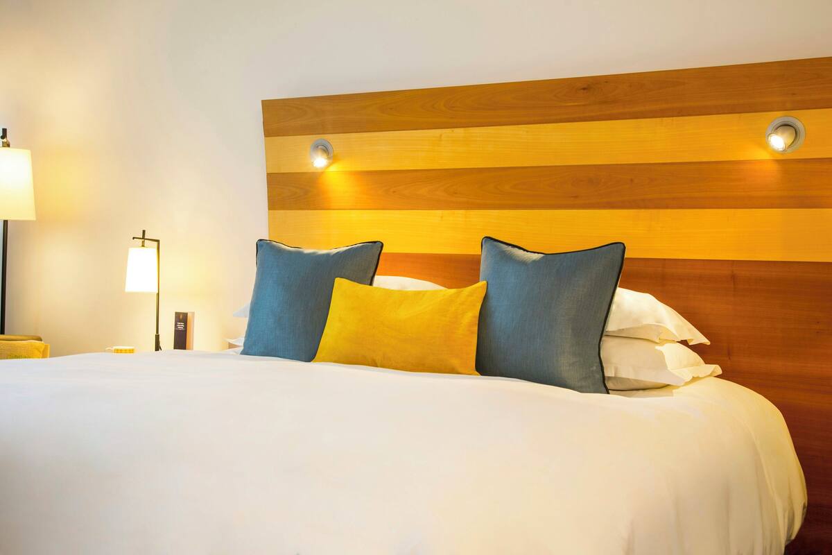 Hypo-allergenic bedding available, in-room safe, desk, soundproofing