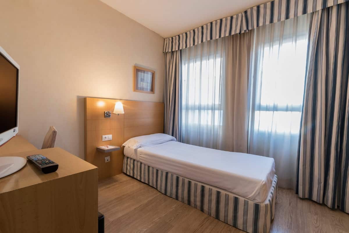 Single Room | Minibar, in-room safe, desk, blackout drapes