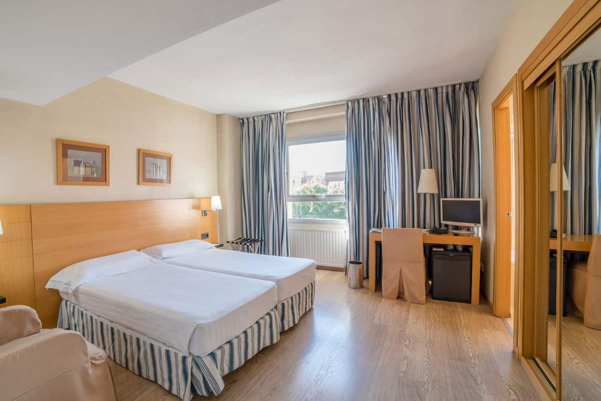 Double Room | Minibar, in-room safe, desk, blackout drapes