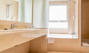 Doppelzimmer | Badezimmer | Duschwanne, Komfortbadewanne, kostenlose Toilettenartikel, Haartrockner