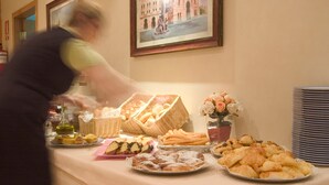 Daily buffet breakfast for a fee - Infanta Mercedes (Madrid)