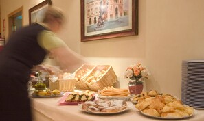 Dagelijks ontbijtbuffet (EUR 7 per persoon)