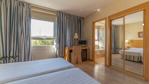 Double Room | Minibar, in-room safe, desk, blackout drapes - Infanta Mercedes (Madrid)