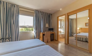 Double Room | Minibar, in-room safe, desk, blackout drapes