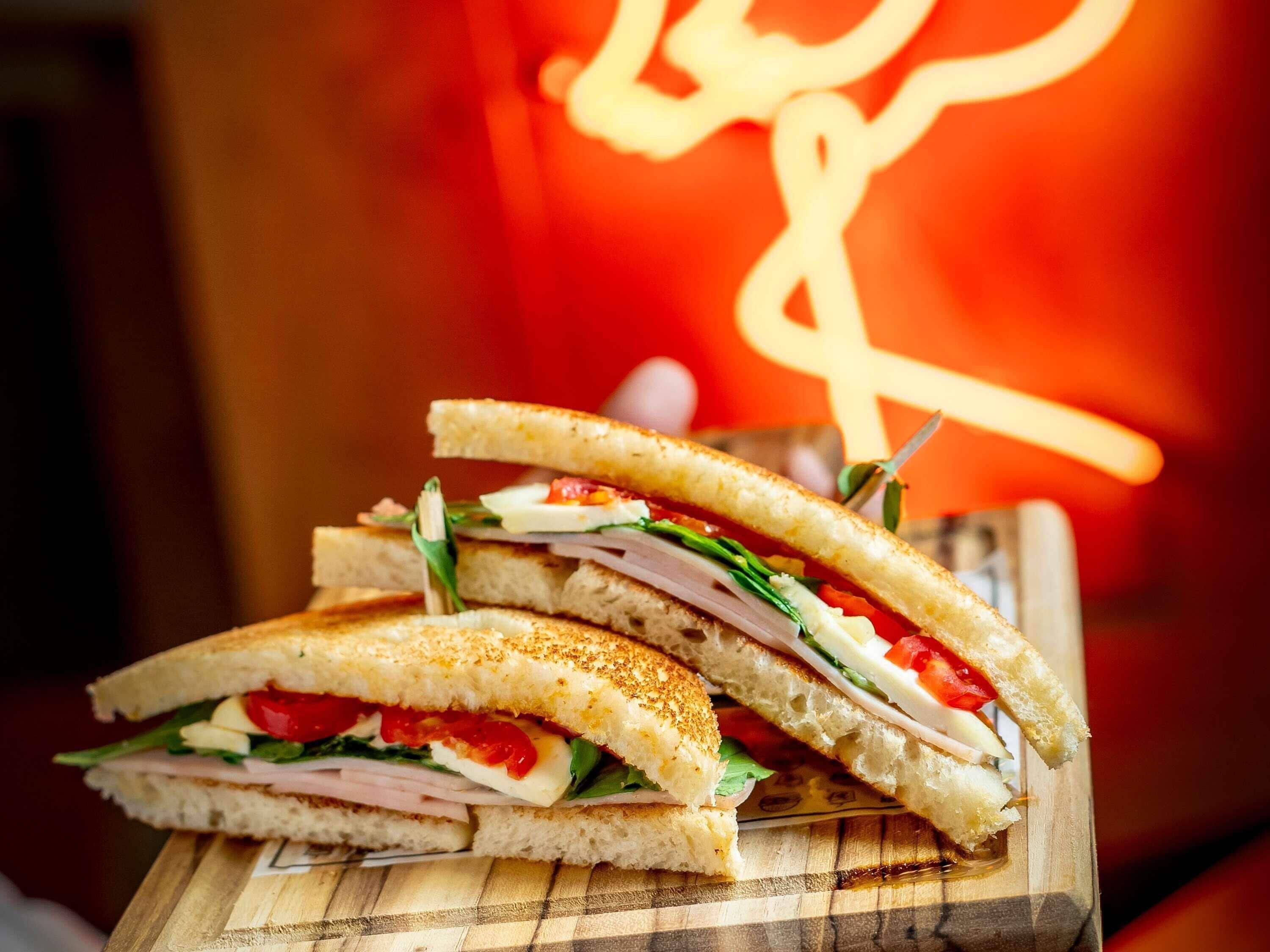 Un sándwich sobre una tabla de madera.