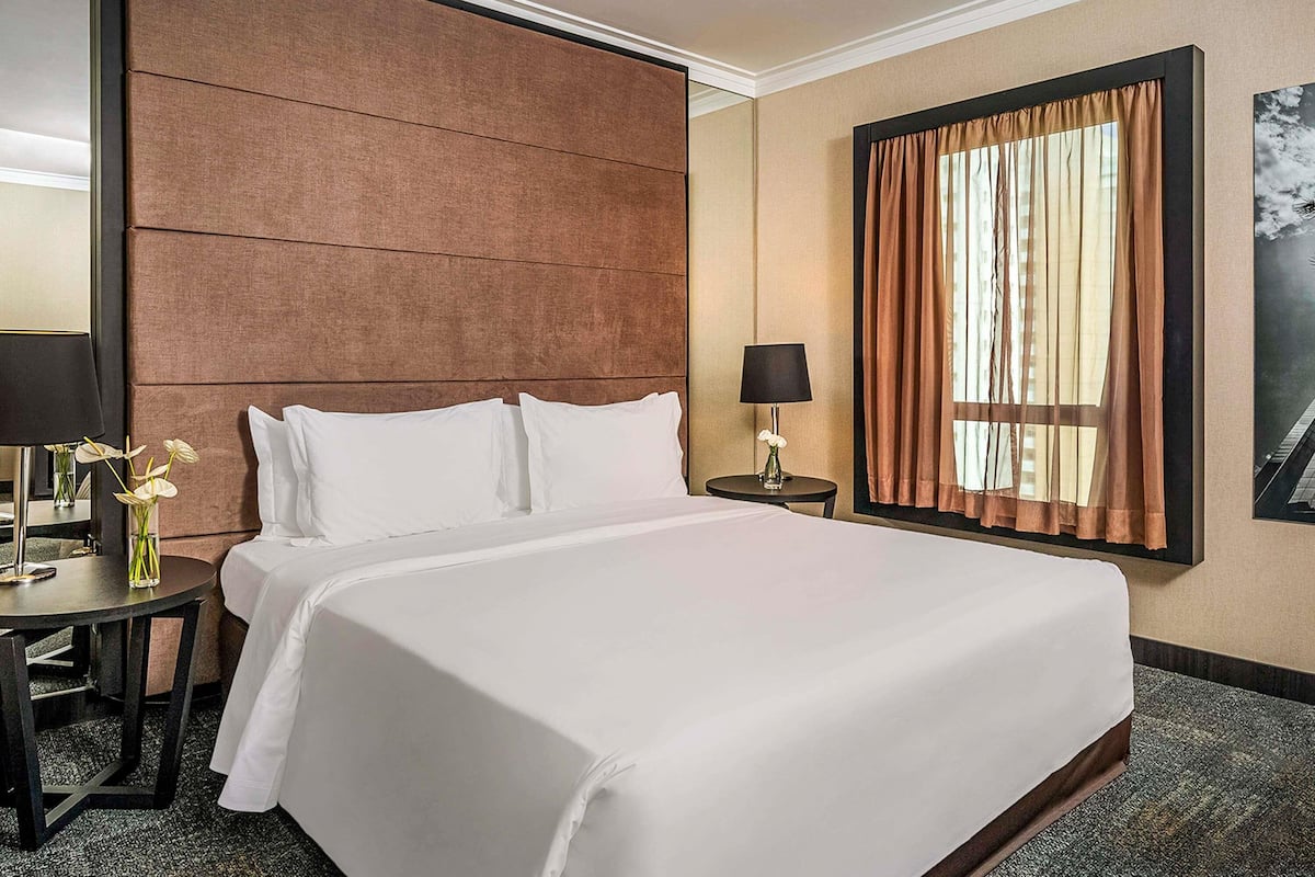 Habitación estándar, 1 cama de matrimonio | Minibar, caja fuerte, espacio para trabajar con un portátil