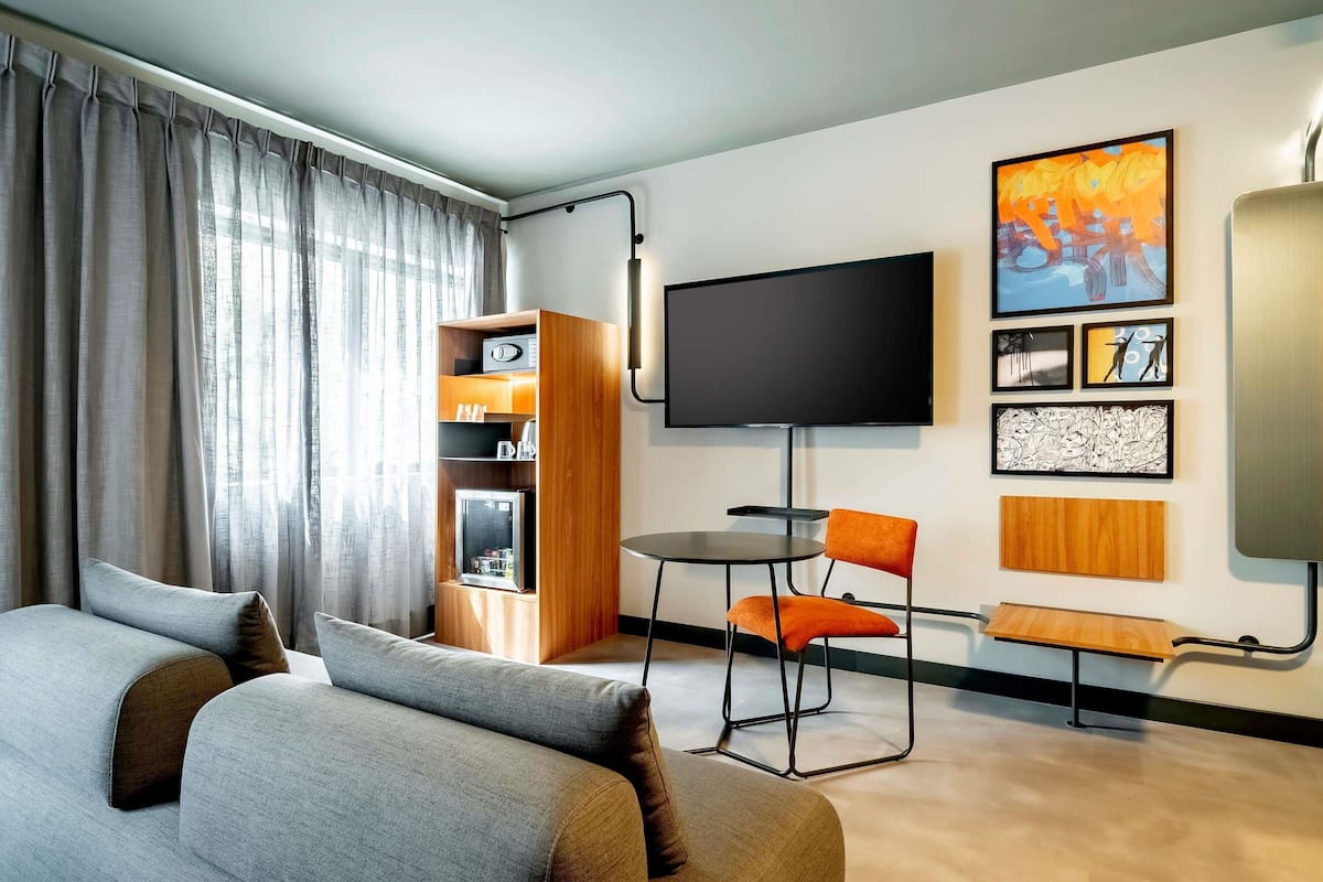 Minibar, in-room safe, laptop workspace, blackout drapes