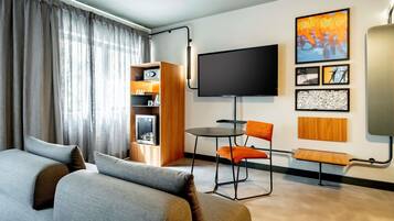 Frigobar, cofres nos quartos, espaço de trabalho para notebook