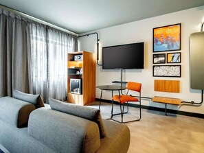 Minibar, caja fuerte, espacio para trabajar con un portátil