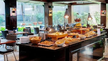 Daily buffet breakfast (BRL 75 per person)