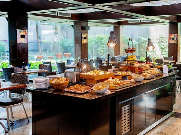 Daily buffet breakfast (BRL 75 per person)