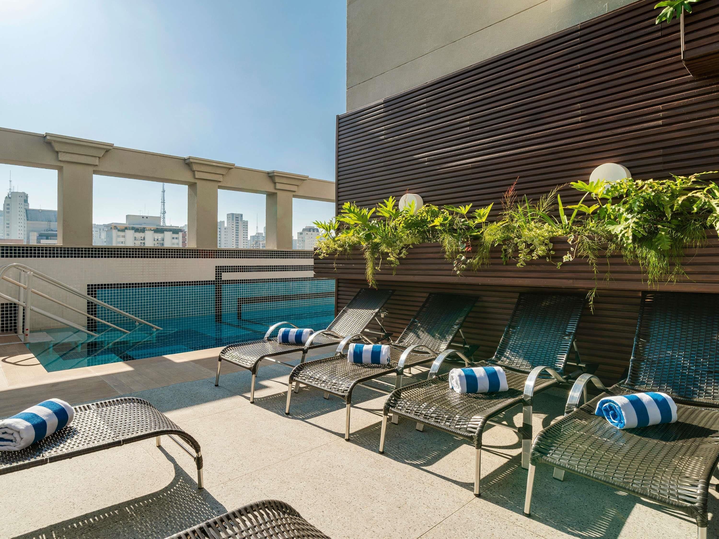 室外游泳池，日光浴躺椅