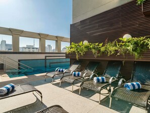Outdoor pool, pool loungers - Novotel SP Jardins (São Paulo)