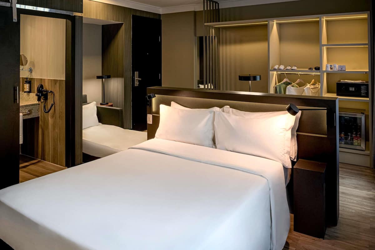Habitación superior, 1 cama doble con sofá cama | Minibar, caja fuerte, espacio para trabajar con un portátil