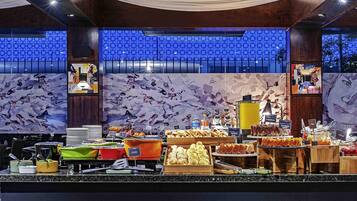 Frukost och lunch serveras, med utsikt mot trädgården