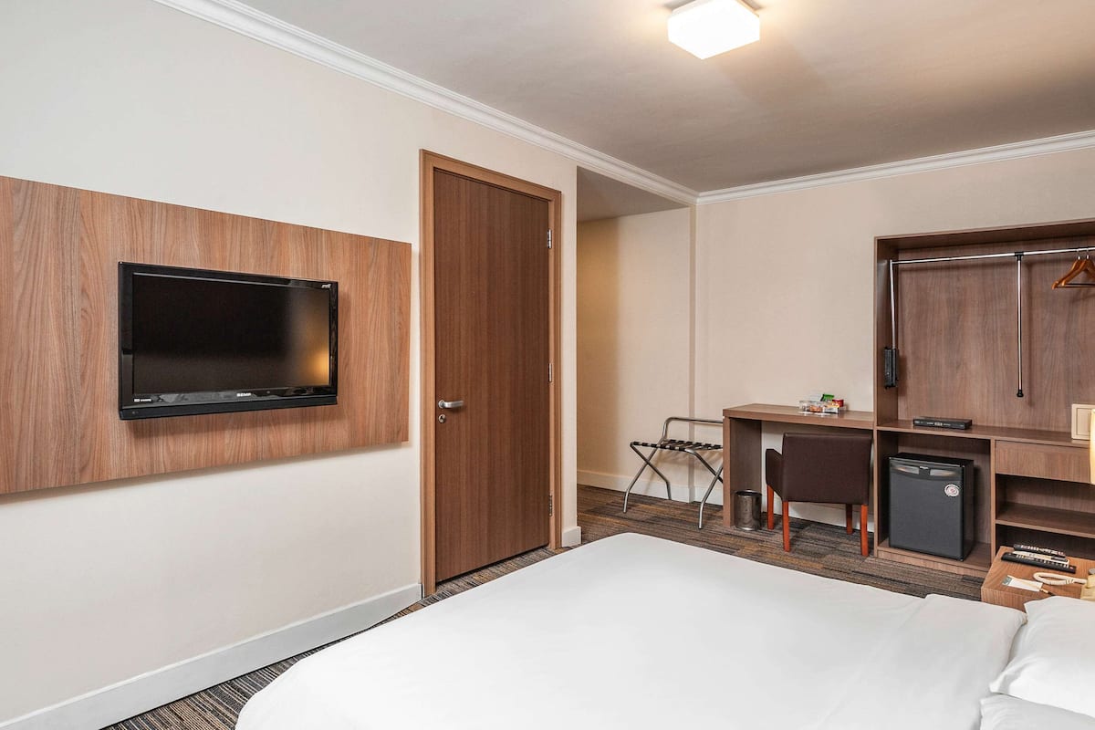 Quarto superior, 1 cama de casal, acessível | Frigobar, cofres nos quartos, espaço de trabalho para notebook