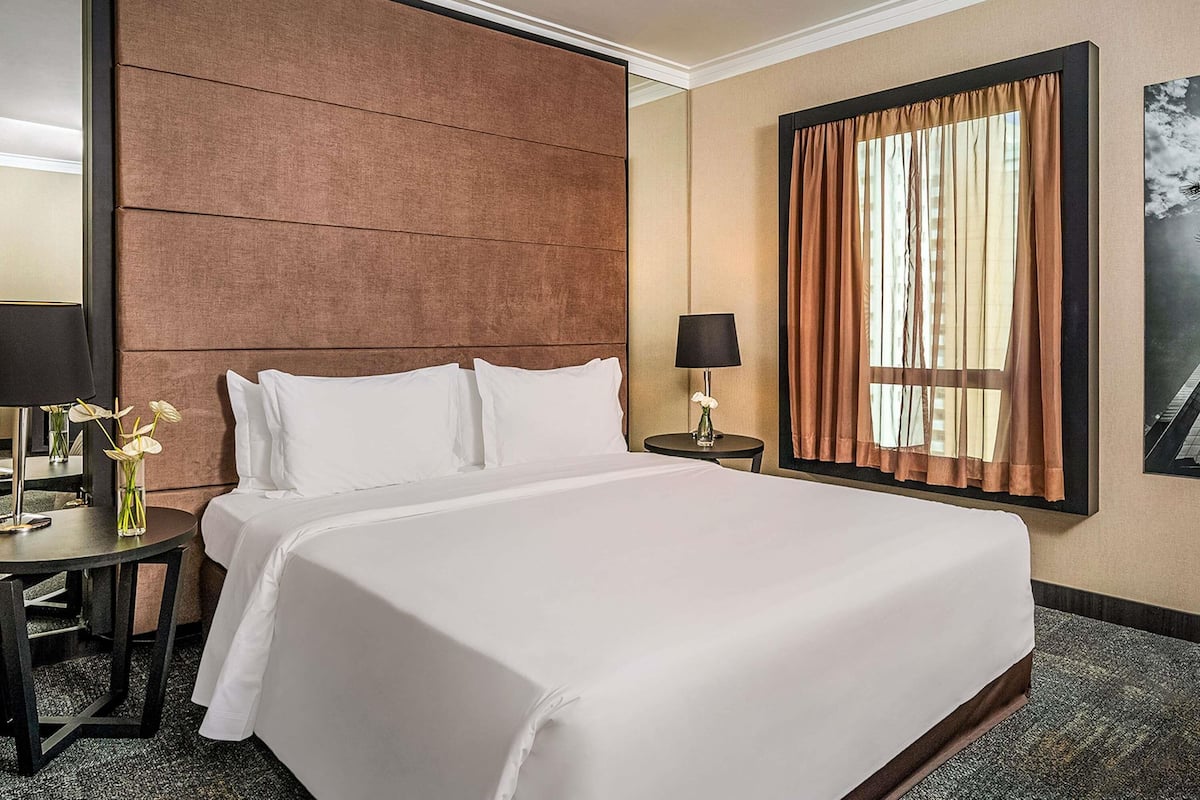 Standard Room, 1 Queen Bed | Minibar, in-room safe, laptop workspace, blackout drapes