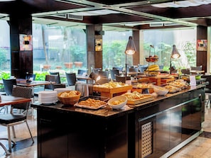 Daily buffet breakfast (BRL 75 per person)