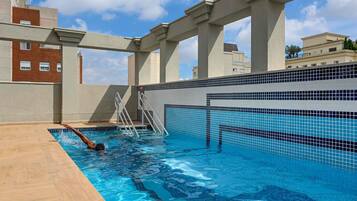 Utomhuspool och solstolar